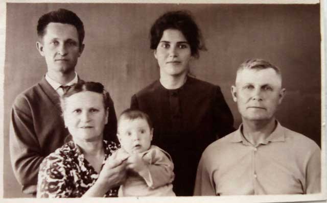 Черненко Евгений Григорьевич, Черненко (Щербина) Лидия Фёдоровна, Черненко (Слуцкая) Татьяна Миновна, я, Черненко Григорий Васильевич. Бердянск, 1963