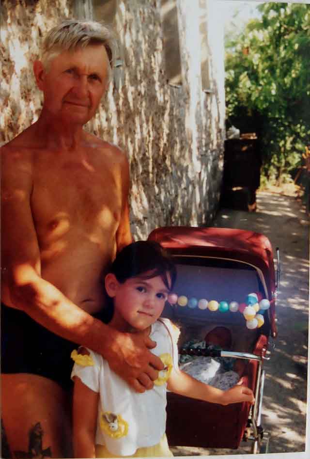 С внуками. Севастополь, Фиолент, 1996.