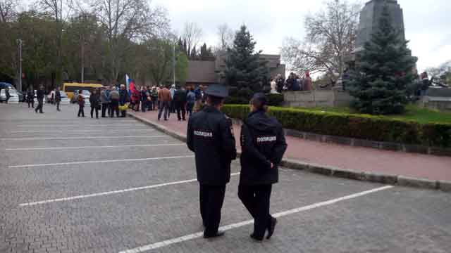 Минут через 20 митинг таки начали. Ждали-ждали, что придёт много народу, но набралось человек 150. И это при том, что силовиков в штатском не менее трети.