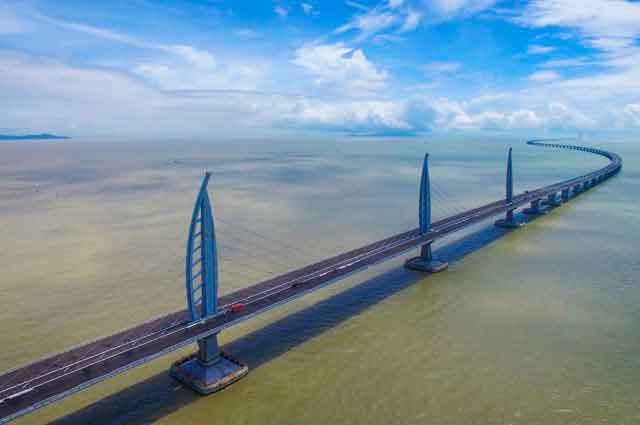 В феврале 2018 года в Китае завершили строительство самого длинного морского моста в мире (у него, похоже, пока нет названия). Мост связал Гонконг, Чжухай и Макао