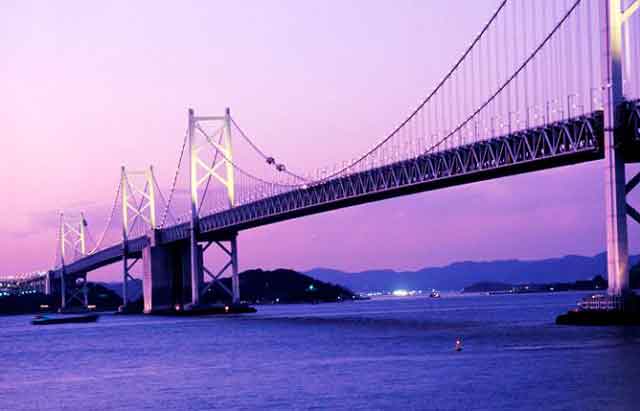 Сэто-Охаси в Японии - это комплекс, состоящий из 6 мостов, вытянувшихся цепочкой на расстояние 37,3 километра. 3 из них - висячие, 3 - вантовые и один - со сквозными фермами