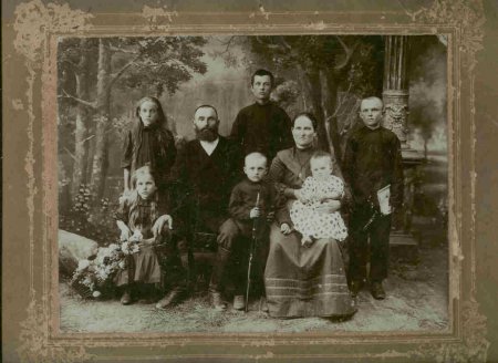 На первой фотографии женщина очень похожа на мою бабушку Черненко (Слуцкую) Татьяну Миновну (1910-1992)