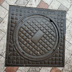 люка с квадратным обрамлением, найден – Ялта, площадь Советская