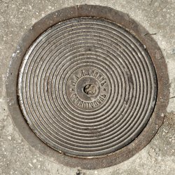 Водопроводный люк «М.А. Ящининъ Севастополь»