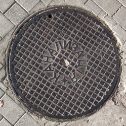 Люк с надписью «Канализація»